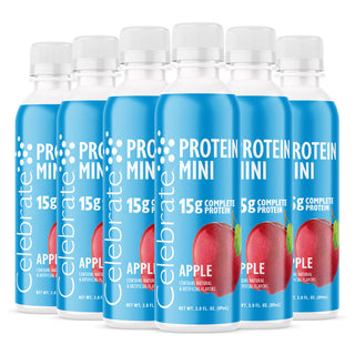 Flere flasker af Celebrate Protein Mini med æblesmag på en hvid baggrund