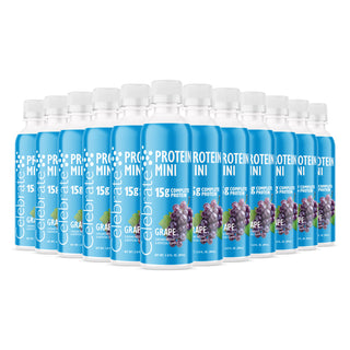 Flere flasker af Celebrate Protein Mini med druesmag på en hvid baggrund