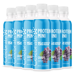 Flere flasker af Celebrate Protein Mini med Grape smag på en hvid baggrund