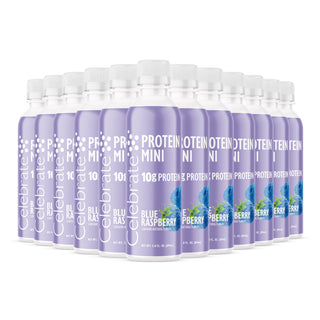 Flere beholdere af Protein Mini med blue raspberry-smag på en hvid baggrund
