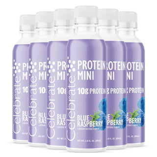 Flere flasker af Protein Mini med blue raspberry-smag på en hvid baggrund